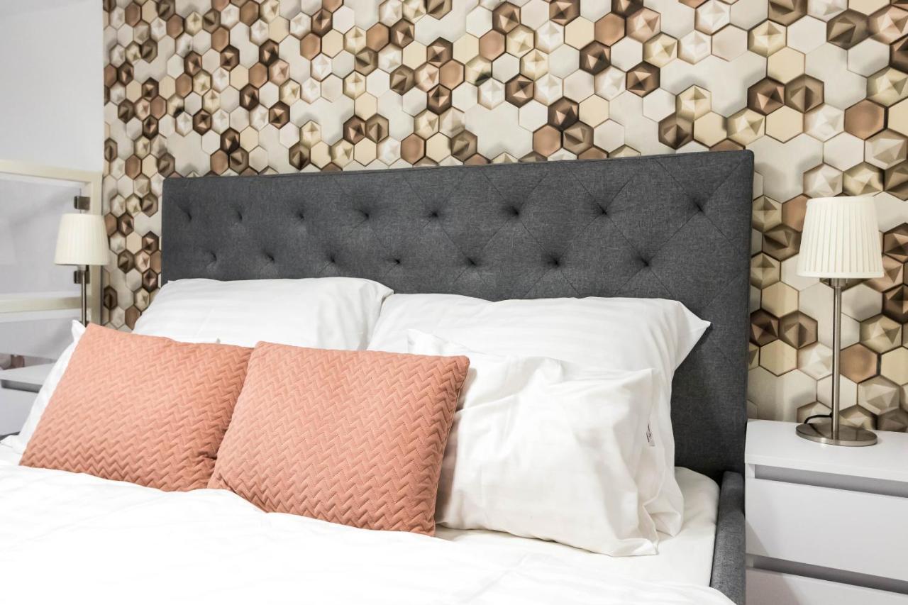 Leda's Next To The Danube And Fashion Street Budapest